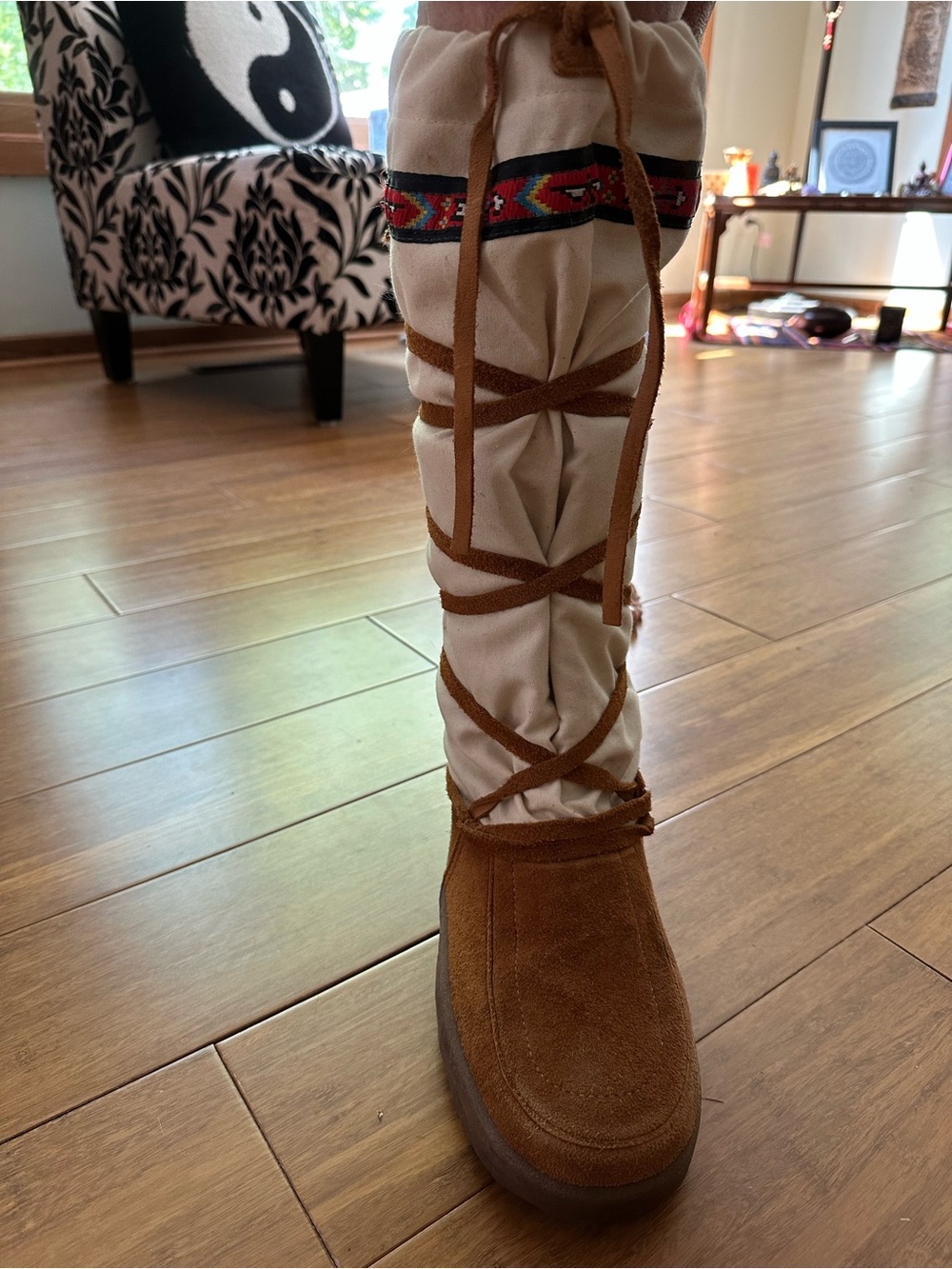 Muk Luks Cream and Brown Suede Lace-Up Women’s/ Men’s Steger Mukluks (MN) - Picture 2 of 4